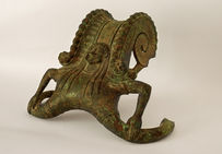 Anse de cratère représentant une gorgone, VIe siècle av. notre ère, bronze.