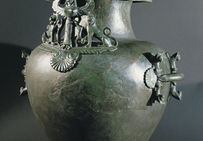Hydrie en bronze importée du sud de l'Italie, vers 570 av. notre ère, avec représentation, sur le col, de la Maîtresse des animaux.