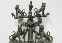 Représentation de la Maîtresse des animaux sur le col d'une hydrie en bronze importée du sud de l'Italie, vers 570 av. notre ère.