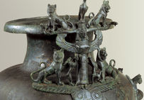 Col d'une hydrie en bronze importée du sud de l'Italie, vers 570 av. notre ère, avec représentation de la Maîtresse des animaux.