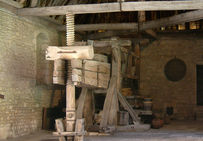 Ce pressoir à levier muni d'une grosse vis, XVe siècle, est l'un des quatre énormes pressoirs du célèbre Clos de Vougeot (Côte-d'Or), installés dans la cuverie datée de 1477.Ancienne abbaye cistercienne.