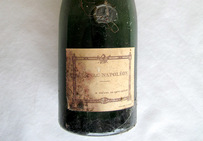 Vieille bouteille de cognac Napoléon, 1802. L'appellation  Napoléon  est un repère de vieillissement du vin et désigne un cognac âgé au minimum de six ans.