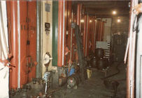 Cuves de vin en vrac chez un négociant dans les années 1970-1980.