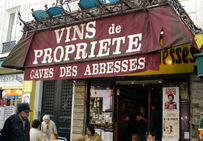 Négociant et caviste à Montmartre, Paris, 2007. Des cavistes indépendants proposent les vins qu'ils commercialisent à la dégustation ou à la vente.