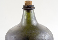 Bouteille-oignon à panse rebondie en verre noir soufflé, première moitié du XVIIesiècle.Musée des Arts décoratifs, Bordeaux.