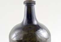 Bouteilleà corps cylindrique en verre vert, première moitié du XVIIIe siècle.Musée des Arts décoratifs, Bordeaux.