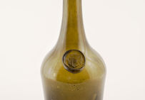 Bouteille en verre vert à panse légèrement conique et haut col, deuxième quart du XVIIIe siècle.Musée des Arts décoratifs, Bordeaux.