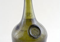 Bouteille en verre vert de forme cylindrique à base élargie, deuxième quart du XVIIIe siècle.Musée des Arts décoratifs, Bordeaux.