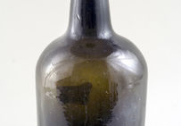 Bouteille en verre vert à panse tronconique et haut col, vers 1760.Musée des Arts décoratifs, Bordeaux.