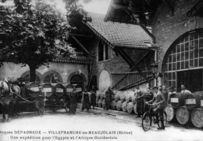 Le transport du vin en tonneau, aujourd'hui disparu, a perduré près de deux mille ans. Sur cette photo prise à la veille de la Seconde Guerre mondiale, le transport s'effectue sur une charrette tractée par un cheval.
