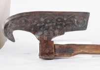 Doloire en fer gravée de symbole de compagnonnage, XVIe siècle. En tonnellerie, les doloires (sortes de petites haches au manche déporté) sont utiliosées pour donner leur forme aux douelles (les planches arrondies du tonneau).