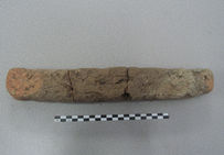 Bâton complet de section carrée en briquetage (briquette de fourneau en argile cuite mêlée de dégraissant végétal : paille, foin).
