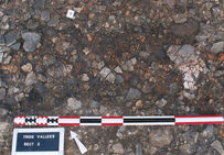 Dépôt de céramique protohistorique : fragments de céramiques recuites, fragments d'argile cuite, cailloux rubéfiés, charbons de bois, épandages d'argile crue.