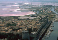 Les remparts de Salins d'Aigues-Mortes.