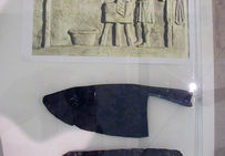 Objets en rapport avec la boucherie, découvert à proximité du site de Salins. Époque mérovingienne.