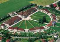 Manufacture royale du XVIIIe siècle, la Saline d'Arc et Senans fut conçue par l'architecte Claude-Nicolas Ledoux. Elle est classée aujourd'hui au patrimoine mondial de l'UNESCO.