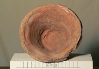 Vue intérieure d'un bol à saumure de 500 centimètres cube (Beveled Rim Bowls ou BRB). Le bol a été tourné en spirale, et des empreintes de doigts sont clairement visibles. Ce bol a été découvert à Qraya, en Syrie, sur la rive nord de l'Euphrate.
