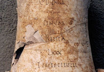 L'inscription peinte sur cette amphore du milieu du Ier siècle de notre ère, trouvée à Amiens, indique qu'elle contenait une salaison de jeune thon vieille de quatre ans, gage de qualité.