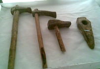 Outils découverts aux côtés des « hommes de sel » dans la mine de Tchehrâbâd (Iran).