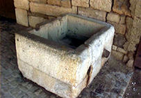 Cuvette de contrôle et de mesure du débit de la saumure, conservée au musée de Salins-les-Bains : 8 cuvettes étaient installées le long du saumoduc.