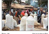 Vente de sel solaire (de marais) au Bénin, marché de Comé.