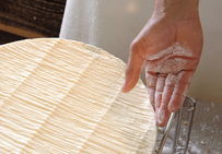 Salage à la main du tour d'un fromage de Brie. Société Fromagère de la Brie à St-Siméon.