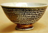 Poterie émaillée selon la technique du « grès au sel », dont la particularité est la concentration des gouttelettes d'émail en surface de la céramique.