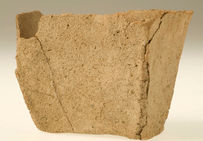 Auget à parois minces et évasées avec une base rectangulaire utilisé dans un atelier de production de sel.