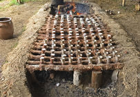 Étape 1 : fabrication du sel par bouillage des saumures. Cette reconstitution archéologique a été réalisée en 2000, d'après les vestiges d'un four mis à jour à Pont-Rémy, dans la Somme.