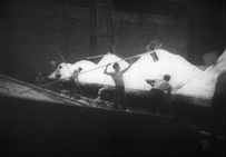 Tireurs de sel dans une saline franc-comtoise, années 1920-1930.