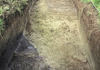 Fouille d'un tertre de saline appelé « hogue » dans le marais estuarien de la Dives (Calvados).
