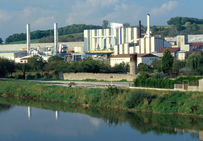 La saline de Varangéville (Meurthe et Moselle). Le principe des sondages consiste à injecter par un forage de l'eau douce dans la source salifère, puis à pomper la saumure issue de sa dissolution.