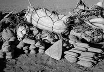 Pains de sels rassemblés pour emballage à Tegidda, Niger, novembre 1970.