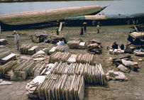 Mopti, Mali. Plaques de sel récoltées de façon artisanale, stockées et prêtes à être chargées sur les grandes pirogues, principal moyen de transport sur la boucle du Niger.
