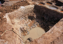 Tegidda-n-tesemt, Niger. Puisette de cuir, baasu, outillage des sauniers, avril 1975.