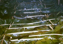 Le spécialiste double chaque alvéole de deux de ces feuilles, mises tête-bêche, dont il cale délicatement les flancs à l'aide de fins ressorts faits de longues lames de bambou repliées en forme de U.